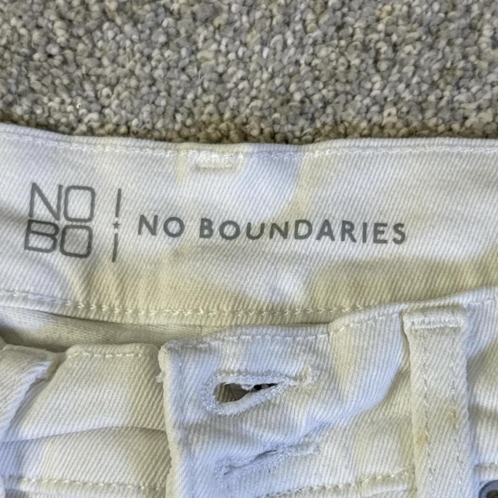 No Boundaries White Denim Shorts Women's Size 9 Frayed Hem - Picture 3 of 7